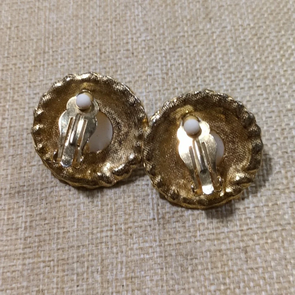 vintage  faux pearl black enamel clip-on earrings - Picture 4 of 6